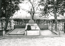850880 Afbeelding van het gemeenschappelijke franciscanengraf op de RK begraafplaats in Oudewater.
